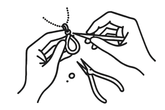 imagen tipo ícono de manos creando joyas o un colgante en proceso